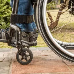 Czy na rehabilitację przysługuje zwolnienie lekarskie? Sprawdź warunki