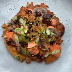 En läcker okonomiyaki med svamp, salladslök och en krämig sås. Ett spännande okonomiyaki recept!