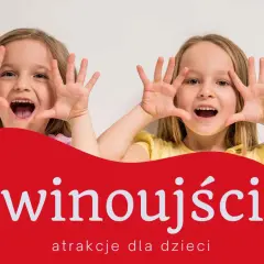 Dwie dziewczynki z otwartymi ustami i uniesionymi dłońmi zapraszają do odkrywania atrakcji dla dzieci w Świnoujściu.