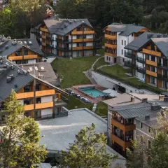 Nowoczesne apartamenty i basen w otoczeniu zieleni. Idealne miejsce na wypoczynek w Tremonti Ski & Bike Resort.