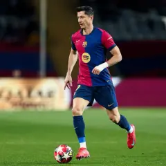 Robert Lewandowski, jeden z czołowych króli strzelców La Liga, w akcji na boisku.