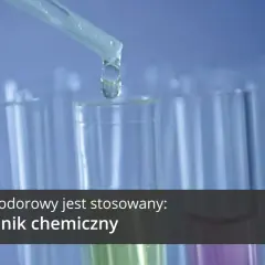 Kwas chlorowodorowy (HCl) jako odczynnik chemiczny w laboratorium. Kropla cieczy spada do probówki.