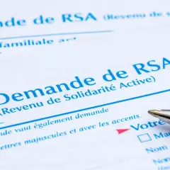 Formulaire de demande de RSA (Revenu de Solidarité Active). Un stylo est prêt à remplir le montant net.