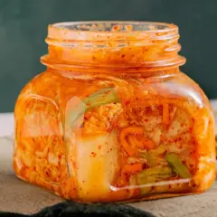 Słoik domowego kimchi, gotowy do fermentacji. Idealny przepis na kimchi po polsku.