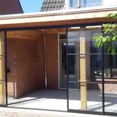 Neues Flachdach-Anbaudach mit Stahlrahmenfenstern. Ein schönes Projekt, um das eigene Dach selber bauen zu können.