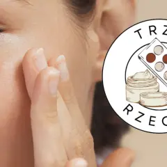 Delikatna, nawilżona skóra z efektem dewy skin, muśnięta palcami. Obok logo "Trzy Rzeczy" z kosmetykami.