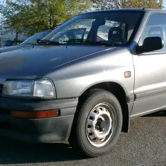 Srebrny Daihatsu Charade stoi na parkingu.