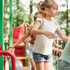 Gotowość dziecka na plac zabaw: Wiek to nie wszystko! Poradnik