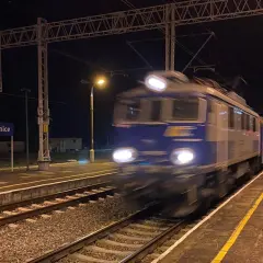 Nocny pociąg korsarz mija stację Wola Karsznice.