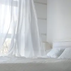 Lekkie, zwiewne firany z materiału, który nie wymaga prasowania, tworzą romantyczną atmosferę w sypialni.