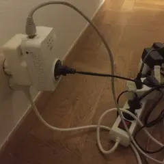 Eluttag och grenuttag med många sladdar. För att måla om behöver man ta bort eluttag och sladdar för säkerhets skull.