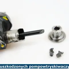 Uszkodzony pompowtryskiwacz 1.9 TDI z widocznymi objawami awarii: pęknięte elementy, luźne części.