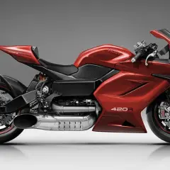 Motocicleta deportiva roja brillante, modelo MTT 420-RR, con detalles en fibra de carbono y escape cromado.