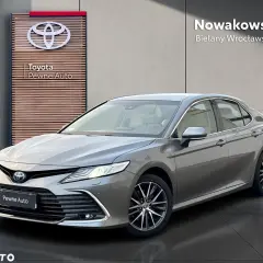 Szary sedan Toyota Camry 2021 z salonu Nowakowski Bielany Wrocławskie.