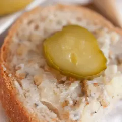 Chleb ze smalcem i ogórkiem kiszonym. Idealny przepis na to, jak zrobić smalec, by smakował wybornie.