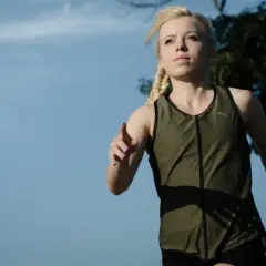 Zdeterminowana biegaczka z warkoczem, gotowa na wyzwanie, jak przebiec 10 km.