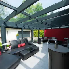 Moderne Wohnlandschaft mit Ledersofa und Kamin im Wintergarten. Tolle Ideen für Ihr Zuhause.