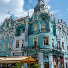 Piękne, błękitne kamienice w Oradea w Rumunii, z ozdobnymi fasadami i wieżyczką, przyciągają wzrok.