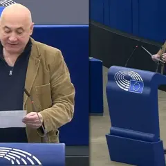 Polscy europosłowie lista: mężczyzna w brązowej marynarce przemawia w Parlamencie Europejskim, trzymając dokument.