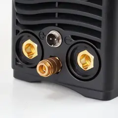 Złącza spawarki Magnum THF 220S AC/DC: dwa gniazda na uchwyty spawalnicze i jedno na szybkozłączkę gazową.