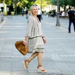 Stylizacje espadryli na koturnie - jak je nosić i jakie dodatki wybrać