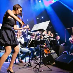 Queen Symfonicznie: Ile trwa koncert? Poznaj strukturę i hity!
