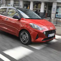 Czerwony Hyundai i10 na miejskim przejściu dla pieszych. Sprawdź atrakcyjną hyundai i10 cena!