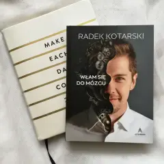 Okładka książki "Włam się do mózgu" Radka Kotarskiego, obok notatnika. Czy warto wprowadzać wątek romantyczny do twardego science-fiction?