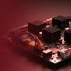Elektronika z radiatorami i przewodami. System BMS zarządza energią.