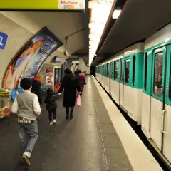 Stacja Miromesnil w Paryżu. Ile miast we Francji ma metro? Paryż ma rozbudowaną sieć metra, a ta stacja to jej część.