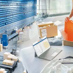 Automatyczna dystrybucja co to? Zobacz magazyn, taśmy, pakowanie i system zarządzania.