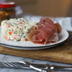 Ile waży łyżka sałatki jarzynowej? Zaskakujące wagi różnych przepisów