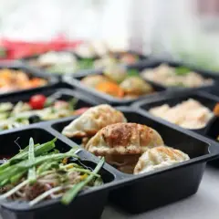 Catering dietetyczny: Co to? Przewodnik po dietach pudełkowych i ich zaletach