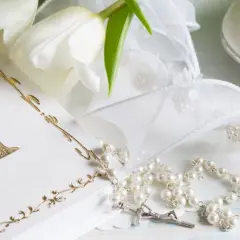 Prezent komunijny bez kwiatów? Odkryj trwałe i osobiste pomysły!