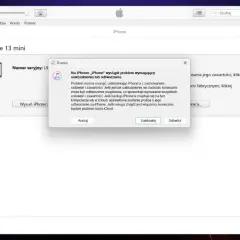 Komunikat w iTunes informuje o problemie z iPhone'em 13 mini, sugerując uaktualnienie lub odtworzenie, co jest kluczowe, jak odblokować iPhone w takiej sytuacji.