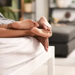 Stopy pary splatają się pod kołdrą. Gdzie jest punkt G? Może w tym intymnym uścisku?
