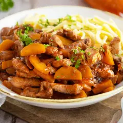 Herzhaftes Putengulasch mit Spätzle, ein köstliches Rezept für ein deftiges Essen.