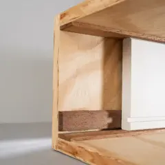 Detailaufnahme einer weißen Schubladenfront, die in einen Holzrahmen gleitet. Perfekt, wenn Sie eine Schublade selber bauen möchten.