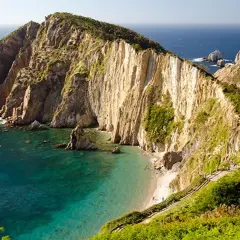 Acantilados imponentes y aguas cristalinas en la playa del silencio Asturias. Un paraíso natural para desconectar.