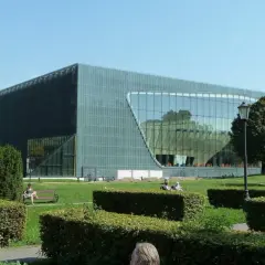 Nowoczesne muzea w Warszawie, jak to z przeszkloną fasadą, przyciągają zwiedzających.