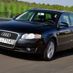 Czarne Audi A4 B7 2.0 TDI na autostradzie, w tle zielone ekrany dźwiękochłonne.