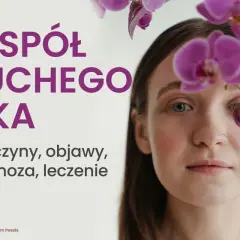 Kobieta z kwiatami orchidei zasłaniającymi jedno oko, tekst "Zespół suchego oka".