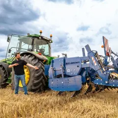 Un homme présente une charrue Rolmako, un outil agricole essentiel pour préparer les sols. La sep charrue définition est ici illustrée par cet équipement robuste.