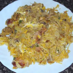 Pyszne danie z ugotowanego makaronu nitki z jajkiem, pieczarkami i boczkiem. Świetny pomysł, co zrobic z ugotowanego makaronu nitki!