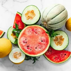 En härlig blandning av skivad vattenmelon och olika meloner, dekorerad med mynta. Vattenmelon nyttigt och uppfriskande!