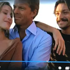 Il cast di Capri - S2E26: una donna bionda tra due uomini, uno con camicia azzurra, l'altro con maglia a righe.