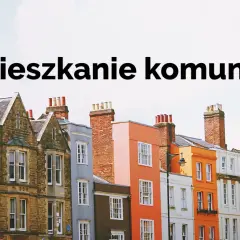Kolorowe kamienice z ceglanymi kominami i białymi oknami.