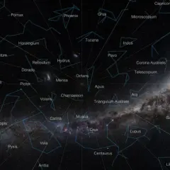 Gromada gwiazd na nocnym niebie, z widocznym pasem Drogi Mlecznej i zaznaczonymi konstelacjami jak Orion, Wielki Pies, Strzelec.