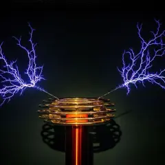Cewka Tesli generuje fioletowe wyładowania elektryczne przypominające drzewa.