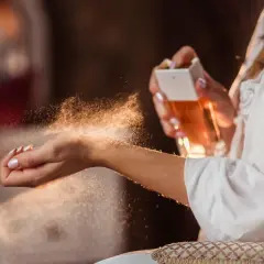 Delikatna mgiełka perfum osiada na skórze. Uważaj na uczulenie na perfumy, wybieraj świadomie.